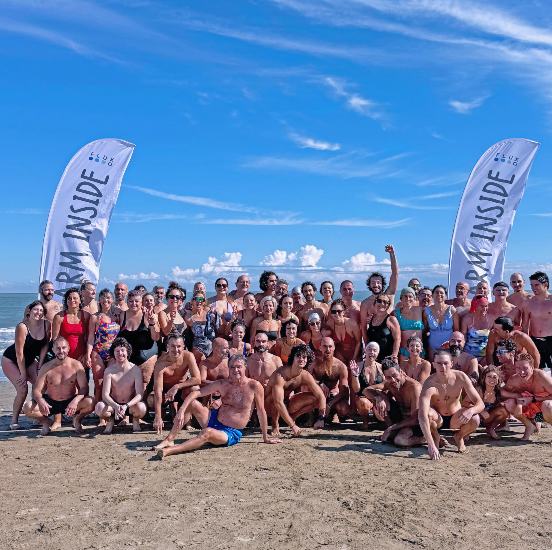 Foto di gruppo dei partecipanti Warm Inside sulla spiaggia di Rimini